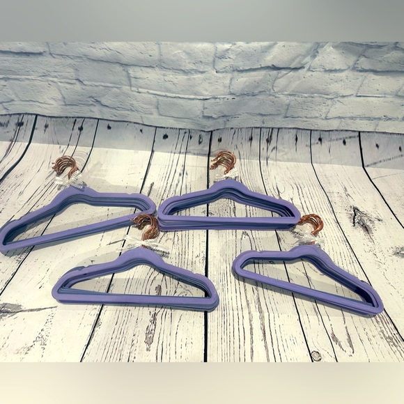 14 inch premium juniors nonslip felt hangers. Set of 40 - Picture 2 of 2